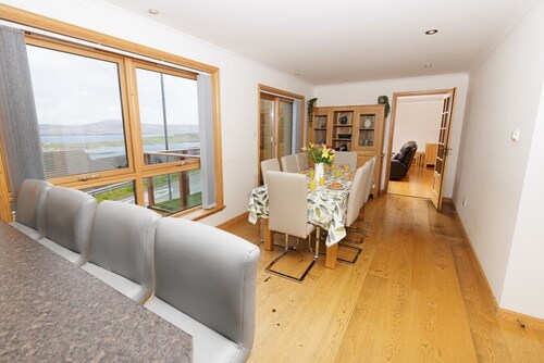 Spacious House With Coast Views, Pool Table & BBQ