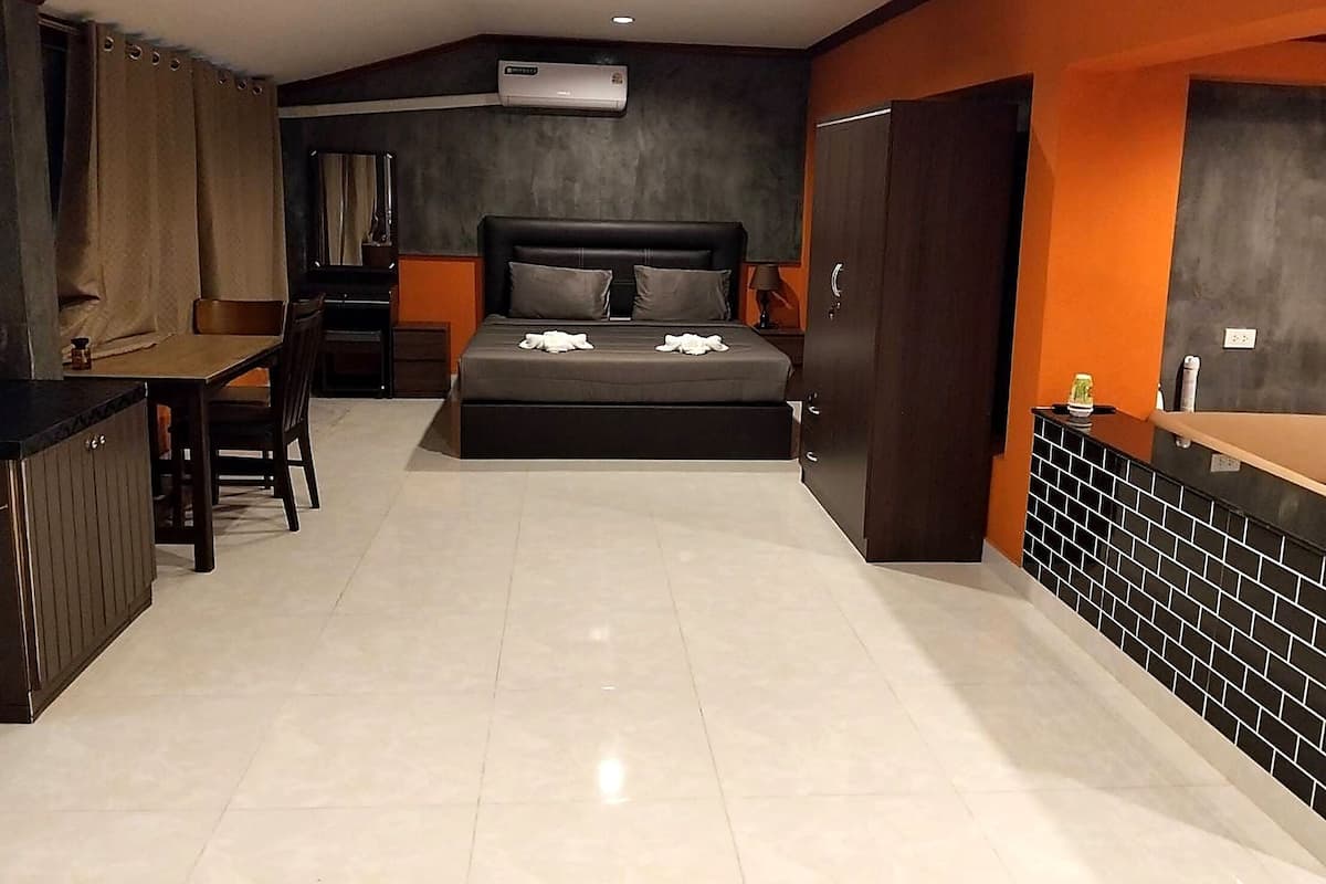 Habitación familiar, vistas a la ciudad | Caja fuerte, escritorio, espacio para trabajar con un portátil