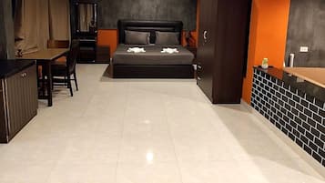 Habitación familiar, vistas a la ciudad | Caja fuerte, escritorio, espacio para trabajar con un portátil