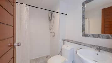 Habitación Deluxe doble, balcón, vistas a la ciudad | Baño | Ducha, artículos de higiene personal gratuitos y secador de pelo