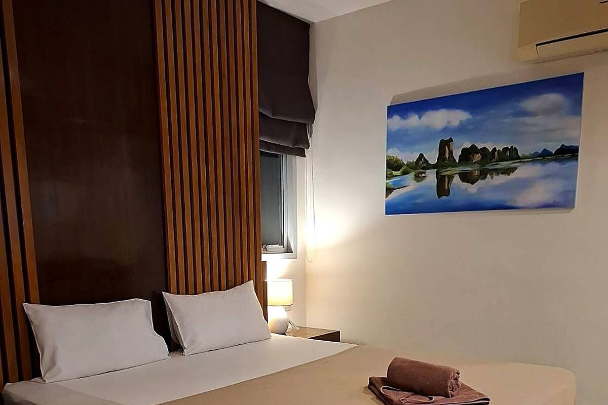 Habitación Deluxe doble, balcón, vistas a la ciudad | Caja fuerte, escritorio, espacio para trabajar con un portátil