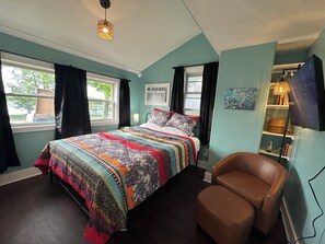 Desk, free WiFi, bed sheets - Erie Cozy Cottage/Lake and Canal Frontage-Fish-Kayak/Stunning Sunsets & Wildlife (Estral Beach)