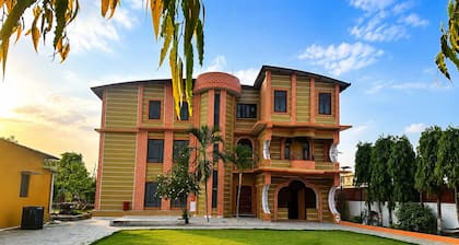 Lila Palace