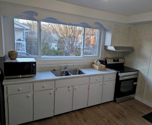Private kitchen - Private Room #1 - 5 min away - University - Fast WiFi (Trois-Rivières)