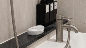 Buồng tắm vòi sen, máy sấy tóc, khăn tắm, xà phòng