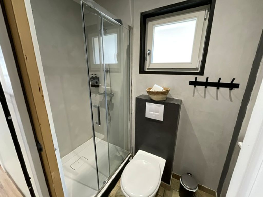 Sèche-cheveux, serviettes fournies, savon, papier toilette