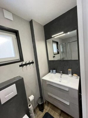 Hair dryer, towels, soap, toilet paper - A quiet location in the city center. (Issoudun)