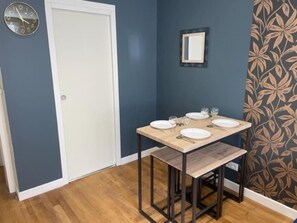 Dining - A quiet location in the city center. (Issoudun)