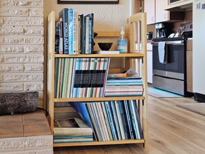 Ein Bücherregal mit Büchern und einer Handdesinfektionsflasche.