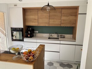 Private kitchen - Very pleasant house with swimming pool, garden, air conditioning - 10 min from the beaches (Pérols)