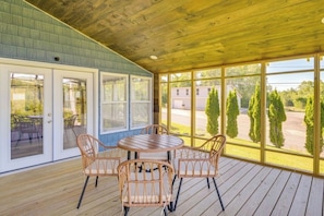 Outdoor dining - Tranquility by the Bay! (Steuben)
