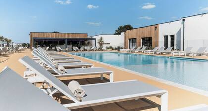 Votre RĂȘve d'Evasion au pied des Plages VendĂ©ennes. 2 piscines Sauna Fitness Lac
