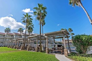 Ein Resort mit Außenbereichen, Palmen und einem Gebäude mit Balkonen.