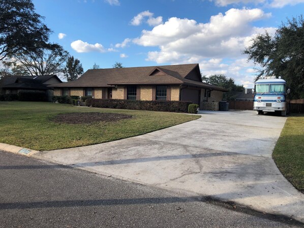 Exterior - Full house, monthly discount, furnished. (Orange Park)