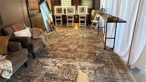 A room with a large mirror, a wooden ceiling, a patterned rug, and a table with chairs. - Delightful 6-bedroom lodge in Monroe perfect for group getaways (Monroe)