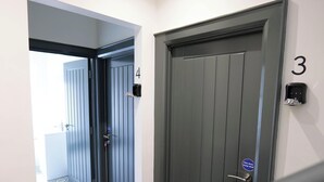 Two doors with numbers 4 and 3, a fire door keep shut sign, and a keypad lock. - Private Double Room, Shared Bathroom-Walk to City (Derry/Londonderry)