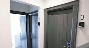 Two doors with numbers 4 and 3, a fire door keep shut sign, and a keypad lock. - Private Double Room, Shared Bathroom-Walk to City (Derry/Londonderry)