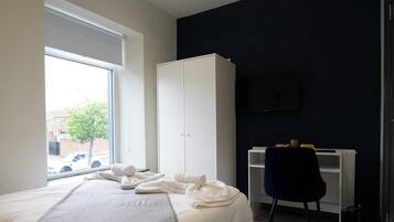 Iron/ironing board, Internet, bed sheets