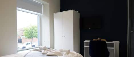 Iron/ironing board, internet, bed sheets