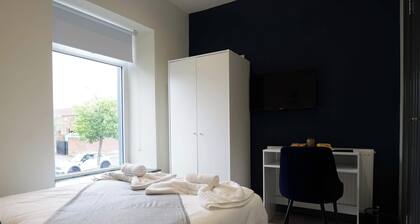 Private Double Room, Shared Bathroom-Walk to City