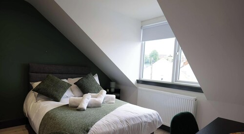 Private Double Room, Shared Bathroom-Walk to City