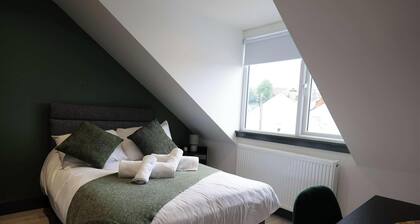 Private Double Room, Shared Bathroom-Walk to City