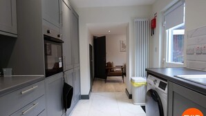 Interior - Private Double Room, Shared Bathroom-Walk to City (Derry/Londonderry)