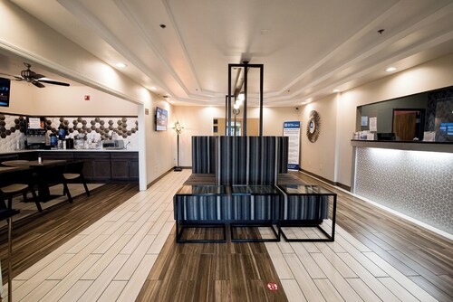 Spacious Luxury Rooms, Indoor Pool/Spa & Free Breakfast Near Topeka Attractions