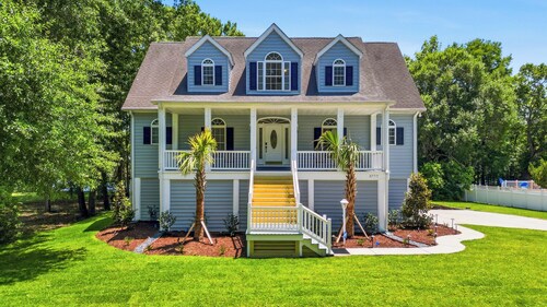 Intracoastal home with dock & lift