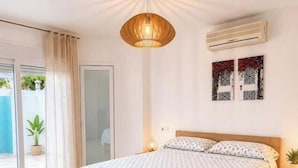 3 slaapkamers, een strijkplank/strijkijzer, internet, beddengoed