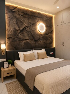 Ein modernes Schlafzimmer mit Bett, Nachttisch, Wandleuchte und Kleiderschrank.