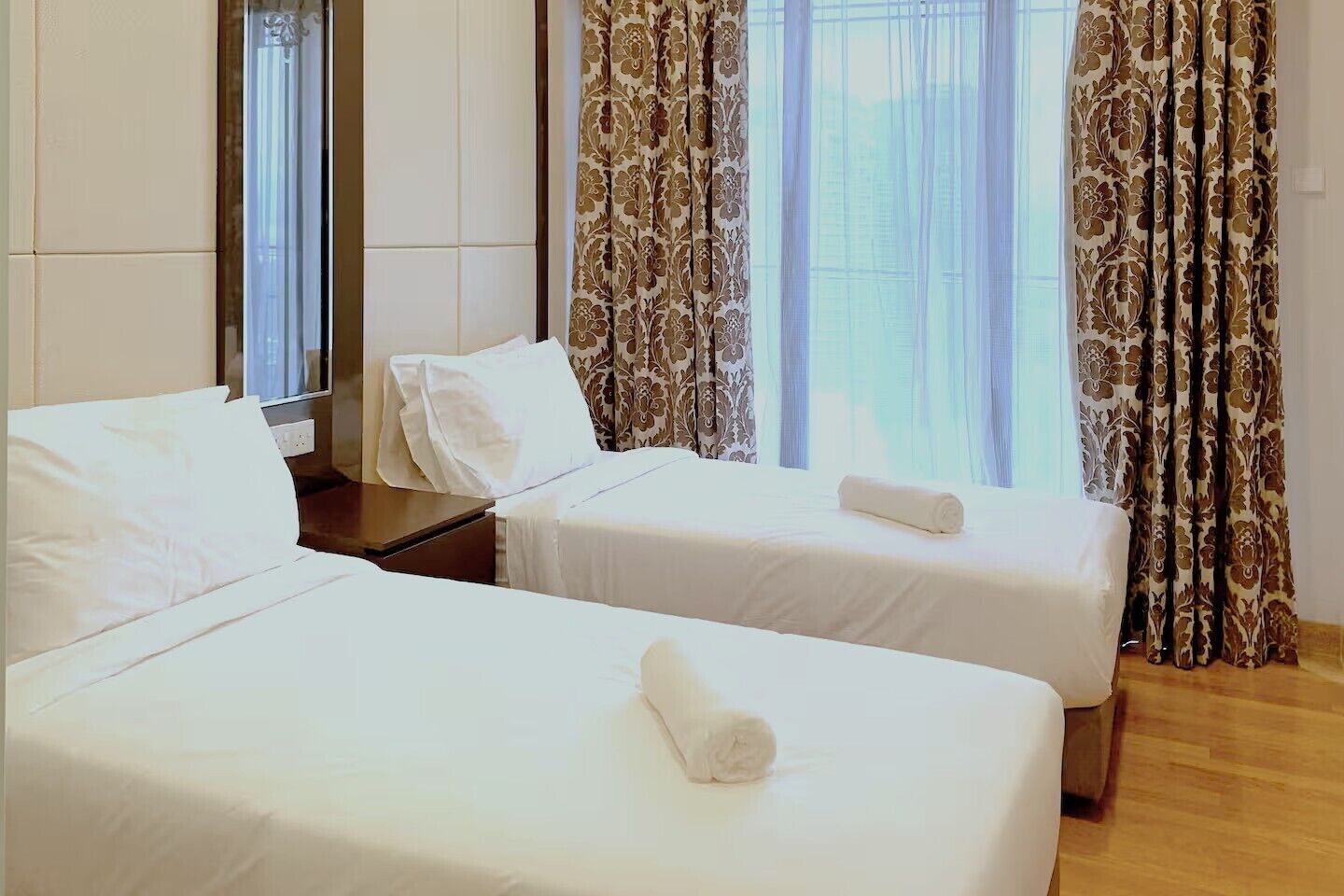 Apartamento Deluxe, vistas a la ciudad | Escritorio, tabla de planchar con plancha, wifi gratis y ropa de cama