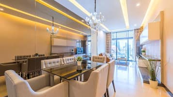 Deluxe Apartment, City View | In-room dining