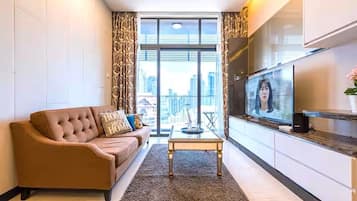 Deluxe Apartment, City View | Living area
