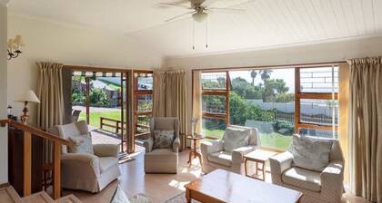 Views, Beaches, Barbeques and more at Tom's Cabin: 3 Bedrooms, Sleeps 6