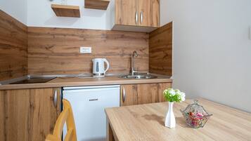 Kühlschrank, Herdplatte, Kochgeschirr/Geschirr/Besteck