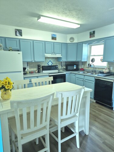Cozy 2-bedroom bungalow in gorgeous Mount Storm with AC