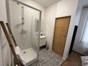 Hair dryer, towels, soap, toilet paper - Vrbo Property (Metz)
