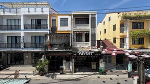 Un immeuble à plusieurs étages qui comprend un spa, un restaurant et un magasin au rez-de-chaussée.