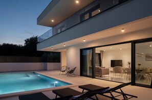 A modern house with a swimming pool, outdoor seating, and a dining area. - NEW Villa LaMar Heated Pool Sea View near Split Family BBQ Pets Private Parking (Kašel Šućurac)