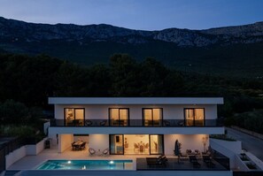 A modern two-story house with a swimming pool, dining area, and a view of mountains. - NEW Villa LaMar Heated Pool Sea View near Split Family BBQ Pets Private Parking (Kašel Šućurac)