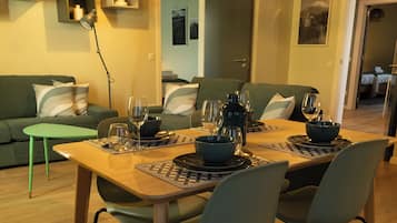 Apartment, Multiple Beds, Hill View | Dining