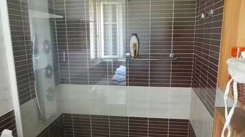 Bruser, hårtørrer, håndklæder, Toiletpapir