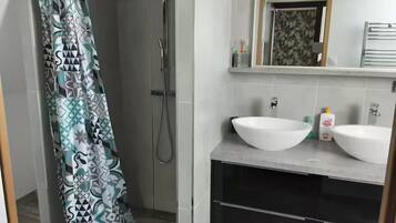 Een douche, een haardroger, handdoeken, toiletpapier