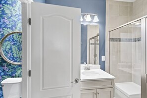 Shower, hair dryer, towels, soap - Beautiful Ocean view 3 bedroom plus loft townhome Villa pets welcome (Ocean View)