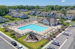 Zona residencial con piscina, varias casas y aparcamiento.