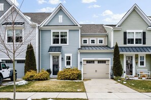 Exterior - Beautiful Ocean view 3 bedroom plus loft townhome Villa pets welcome (Ocean View)