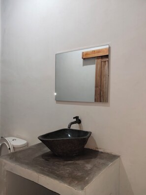 Double Room, Balcony, Garden View | Bathroom - HomeBase Areguling (Kuta)