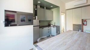 Una cocina moderna con comedor, horno empotrado y microondas.