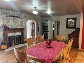 Dining - Spacious 4-bedroom farmhouse for a convenient stay near the Snake River Canyon. (Jerome)